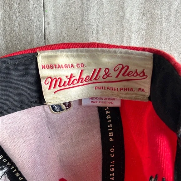 Chicago Bulls Mitchell & Ness Red and Black Cap - Picture 2 of 5